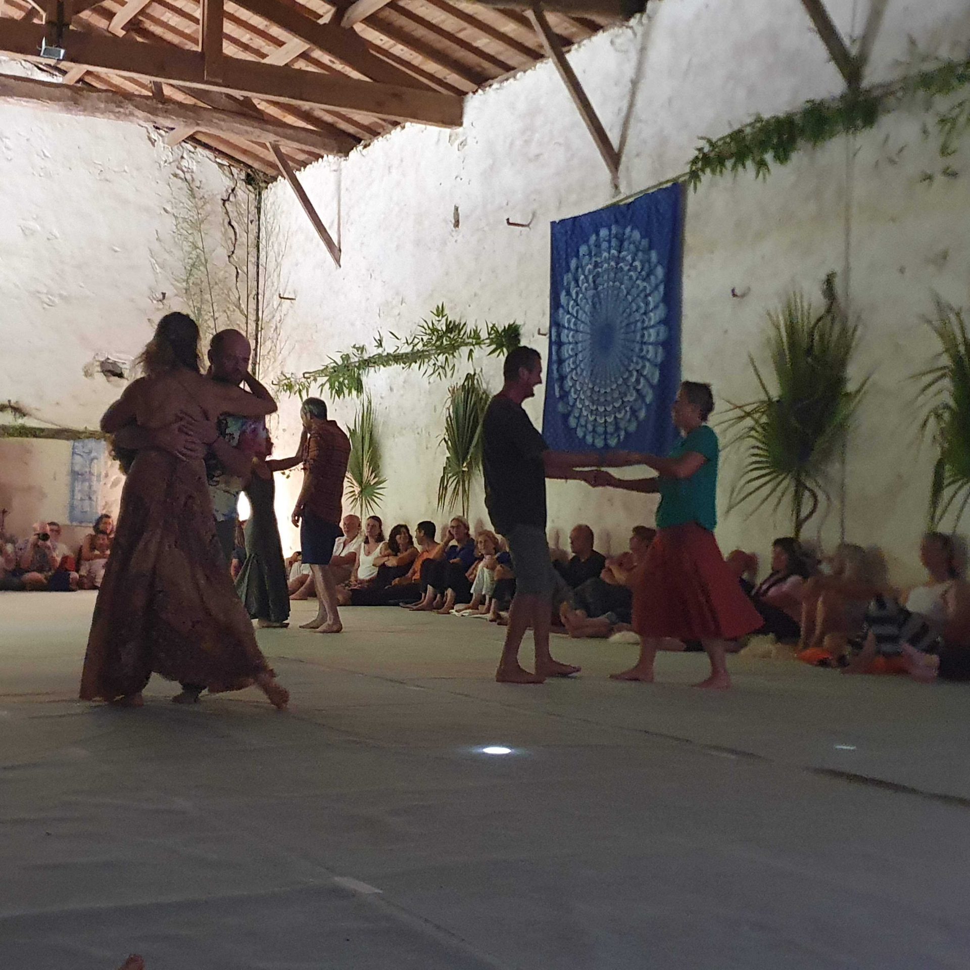 Personnes dansent ensemble dans une salle.