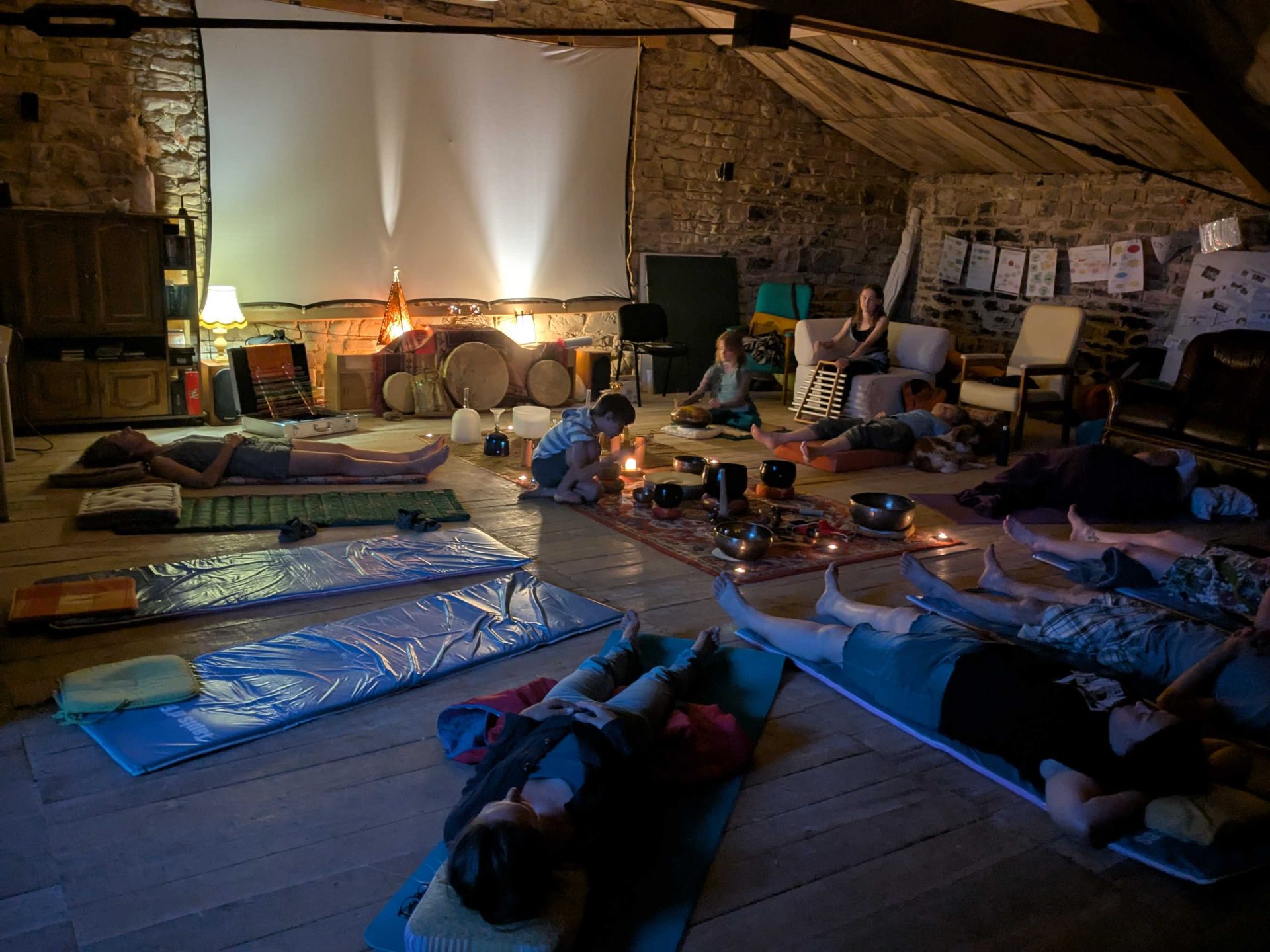 Instruments de méditation sur tapis coloré.