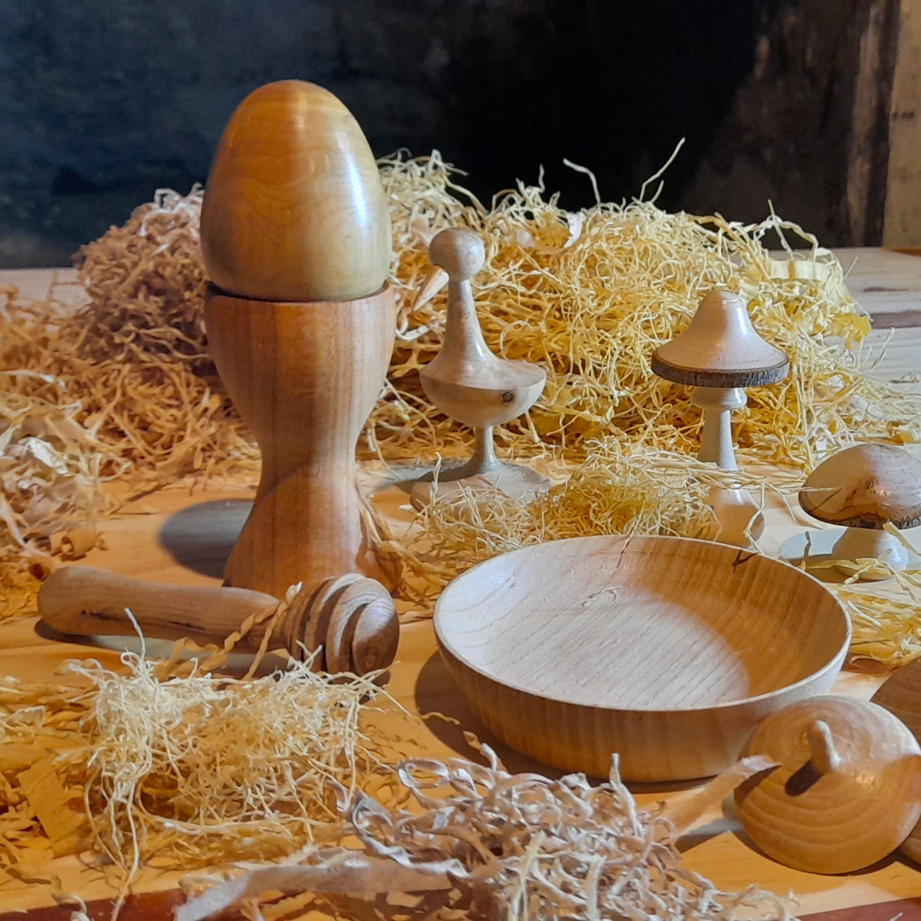 Objets en bois sur fond de copeaux.