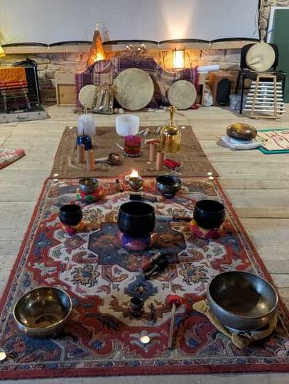 Instruments de méditation sur tapis coloré.