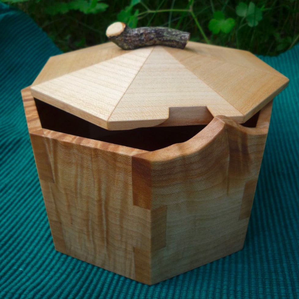 Boîte en bois hexagonale avec couvercle.