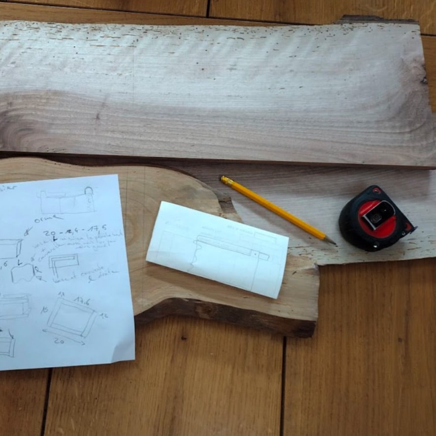 Esquisses et outils sur planche de bois.
